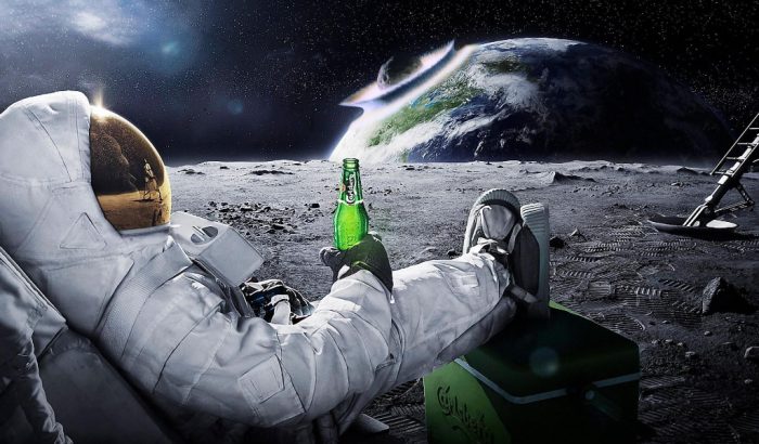 Astronaut mit Bierflasche auf dem Mond