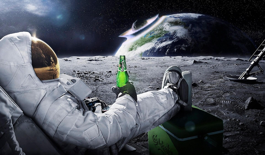 Astronaut mit Bierflasche auf dem Mond